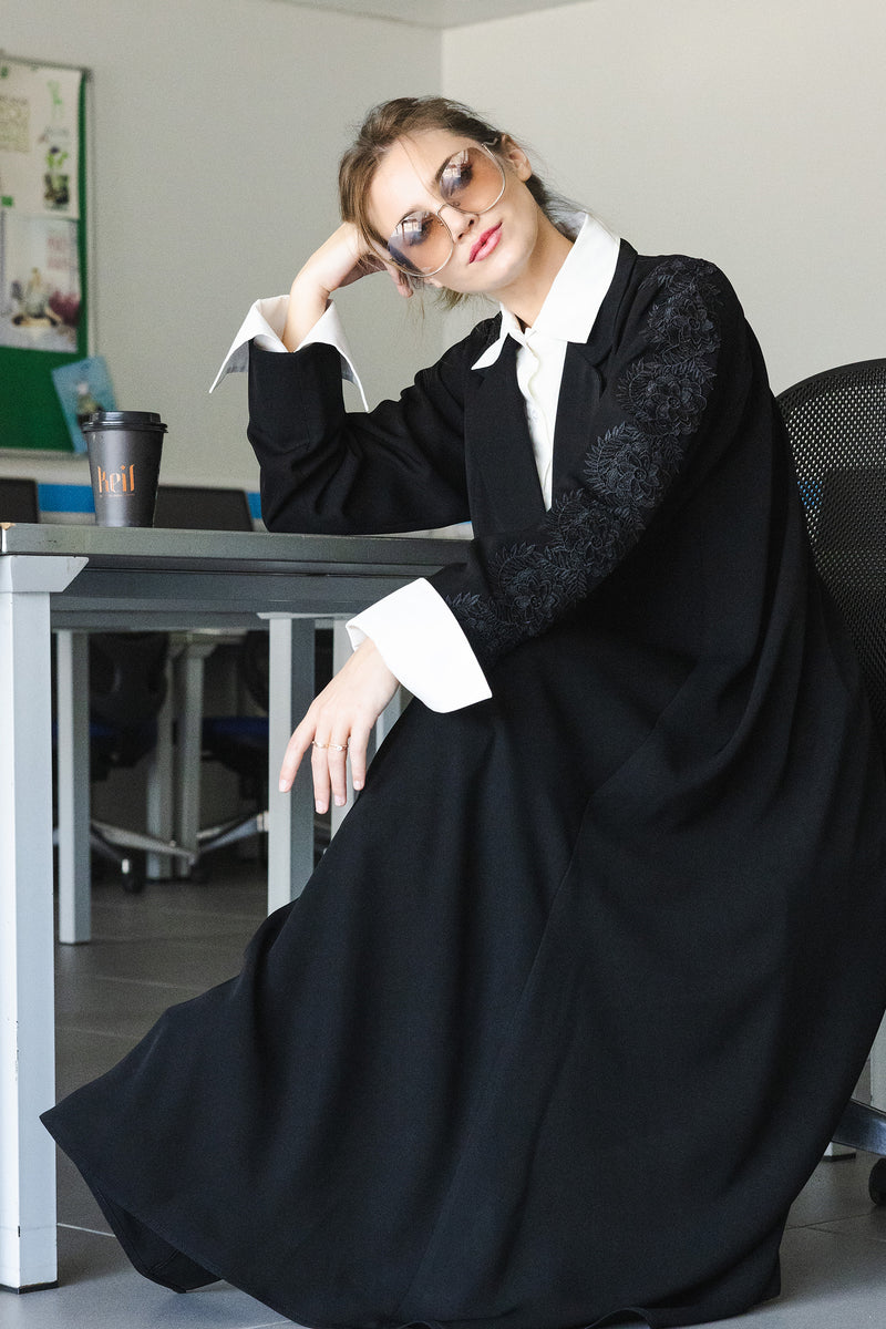 BLACK EMBROIDED DENTELLE YASAMIN CLOSE ABAYA.