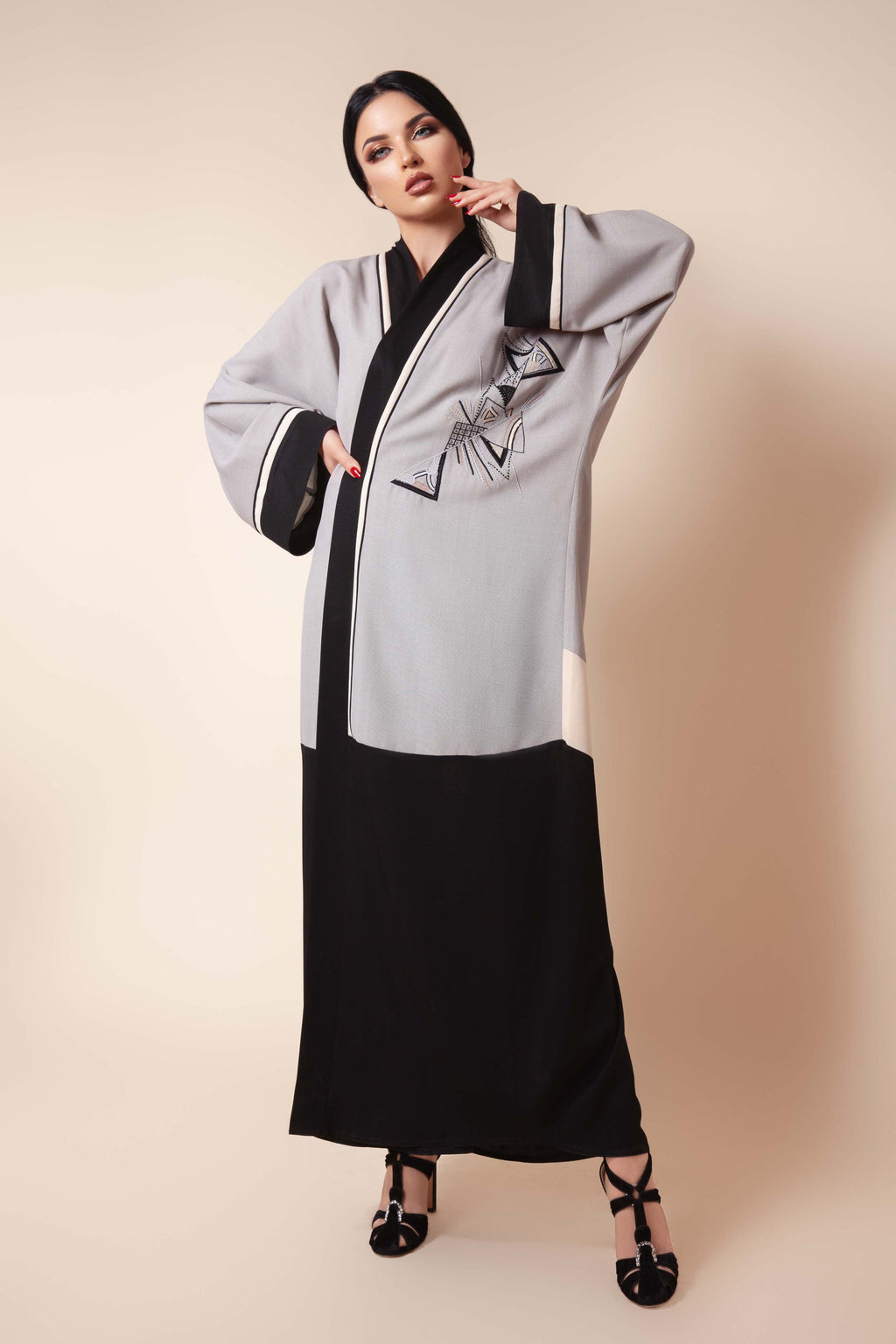 GREY-BLACK OPEN BISHT ABAYA.