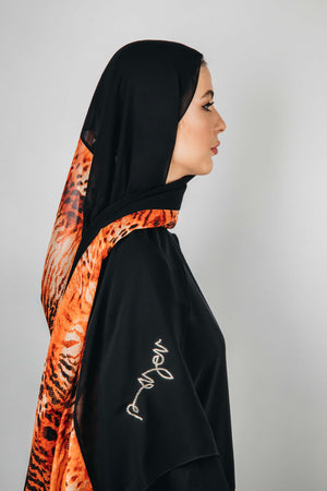 سكارف شيفون مطبوعة برسومات سوداء.