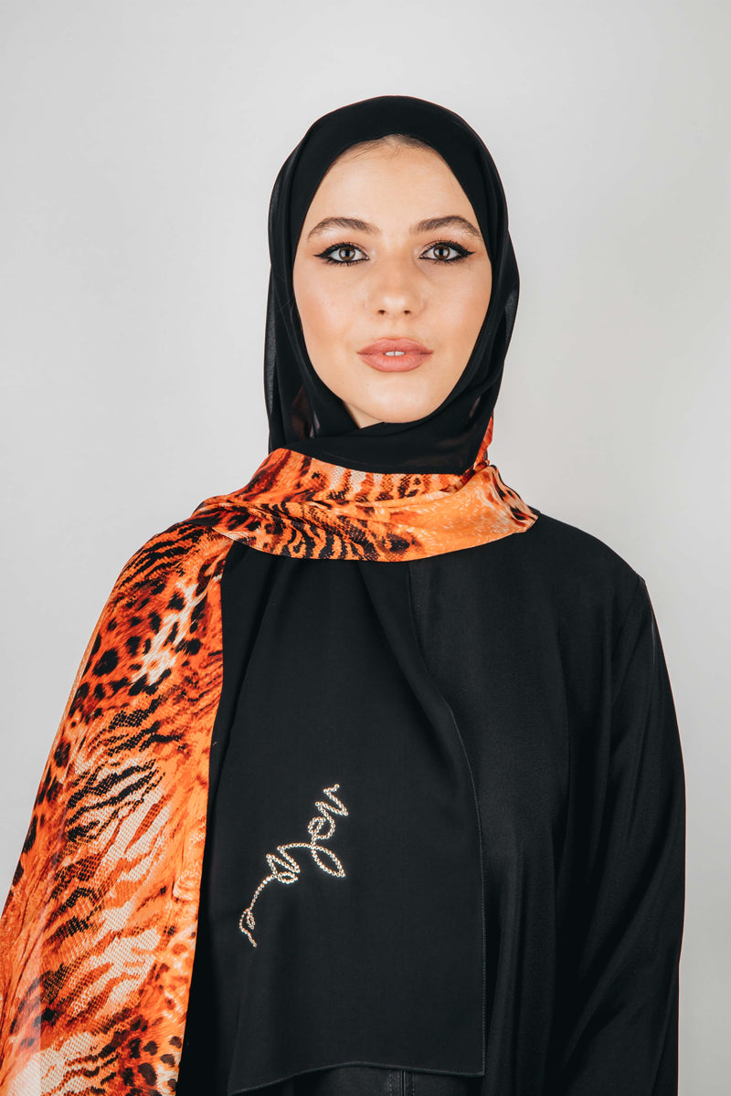 سكارف شيفون مطبوعة برسومات سوداء.