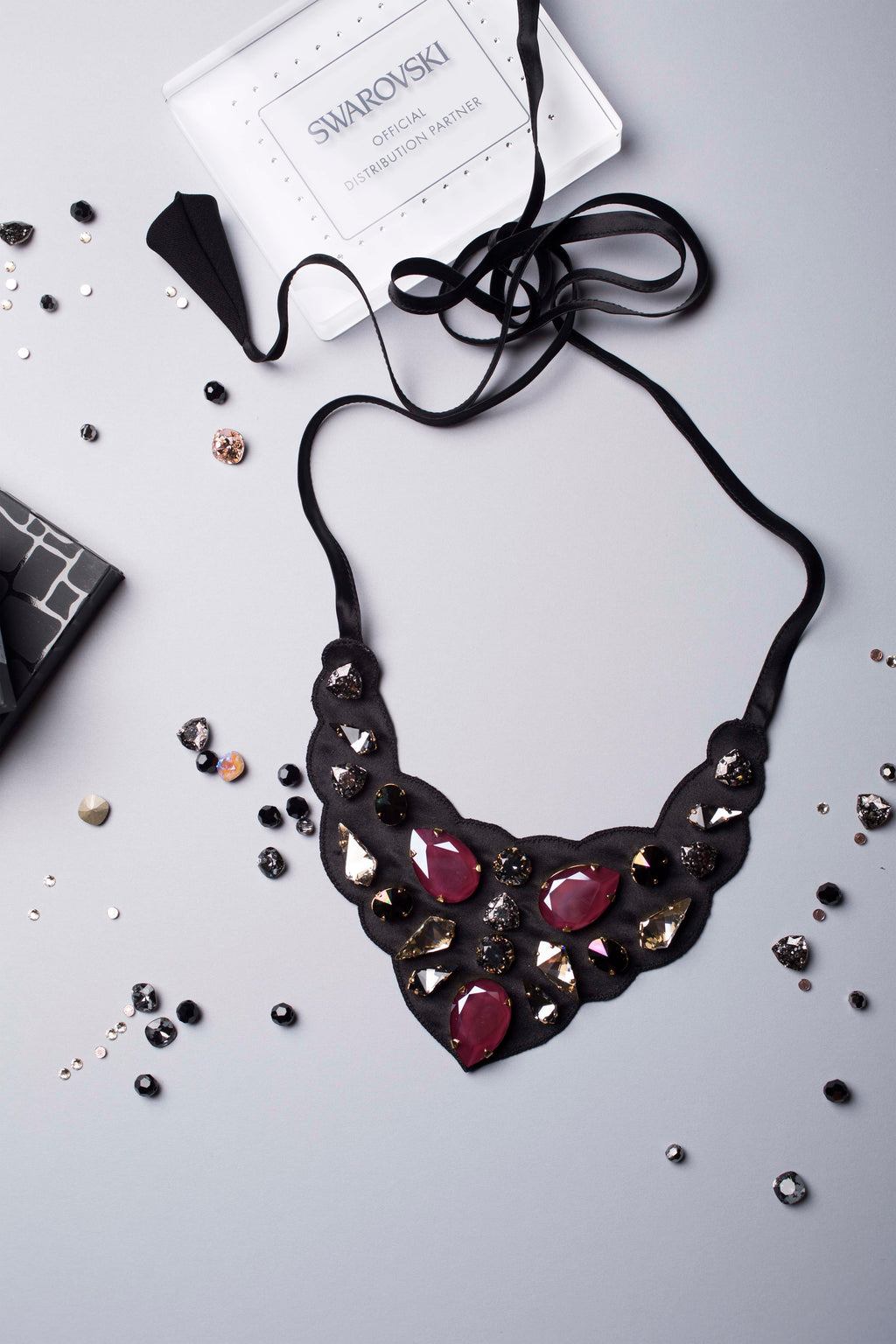 BLACK BASE SIAM STONE SEWN CRYSTALIZED NECKLACES